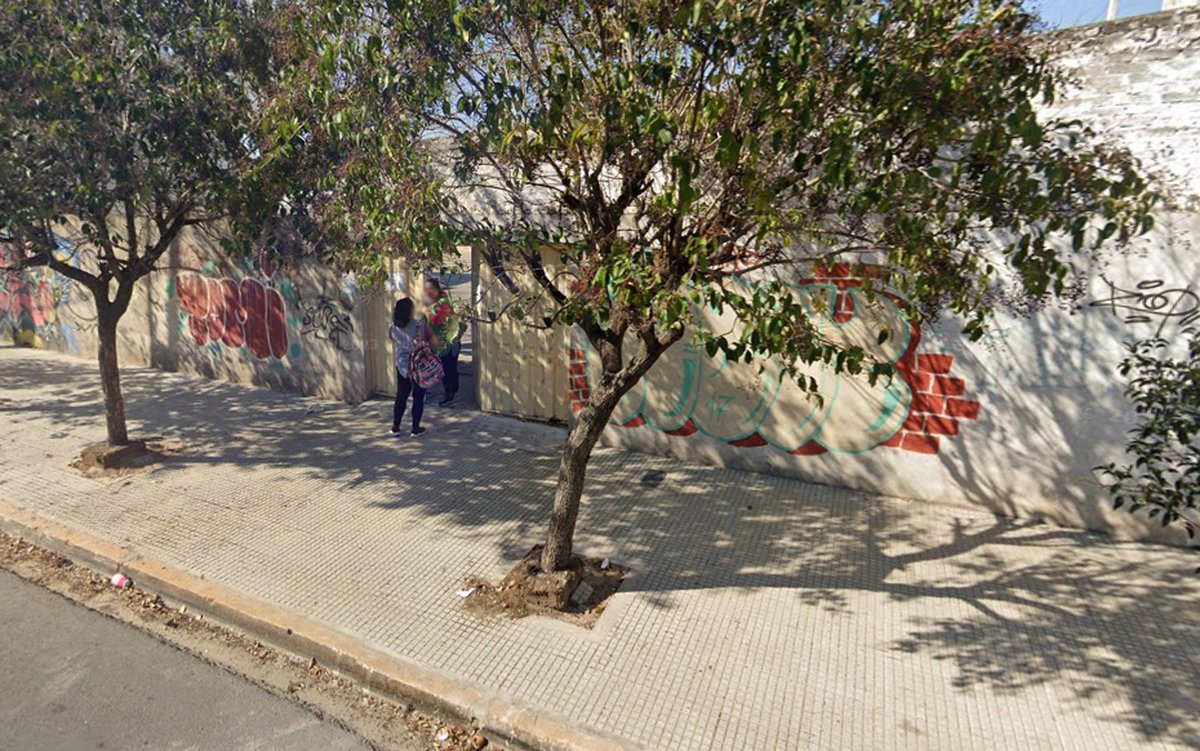 La entrada de la escuela de Isidro Casanova por donde ingresaron los ladrones.