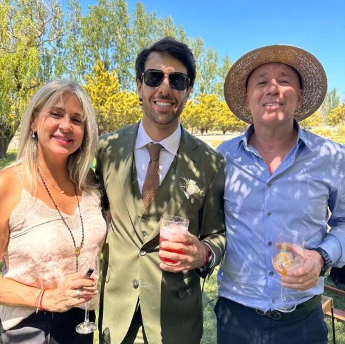 Manu Urcera junto a sus padres. Im&aacute;genes compartidas en televisi&oacute;n.