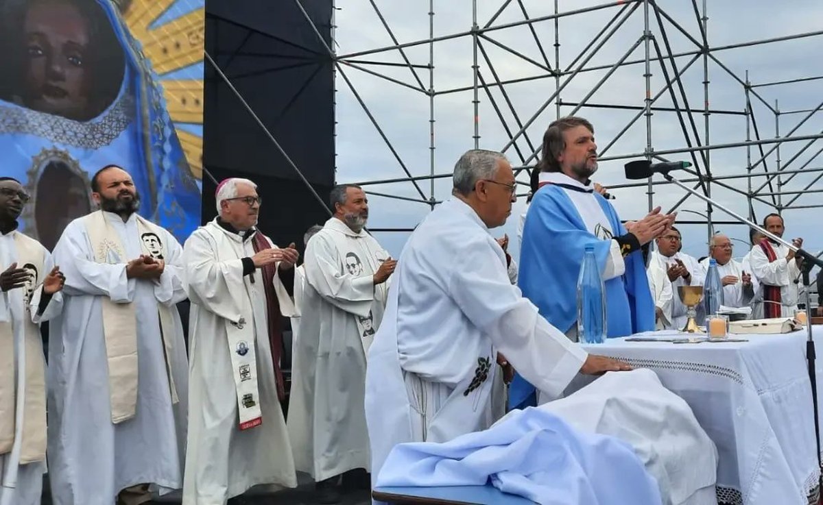 Los padres que guiaron la misa en Ciudad Evita.