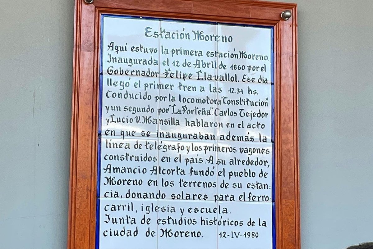 La nueva placa de la estaci&oacute;n de Moreno.