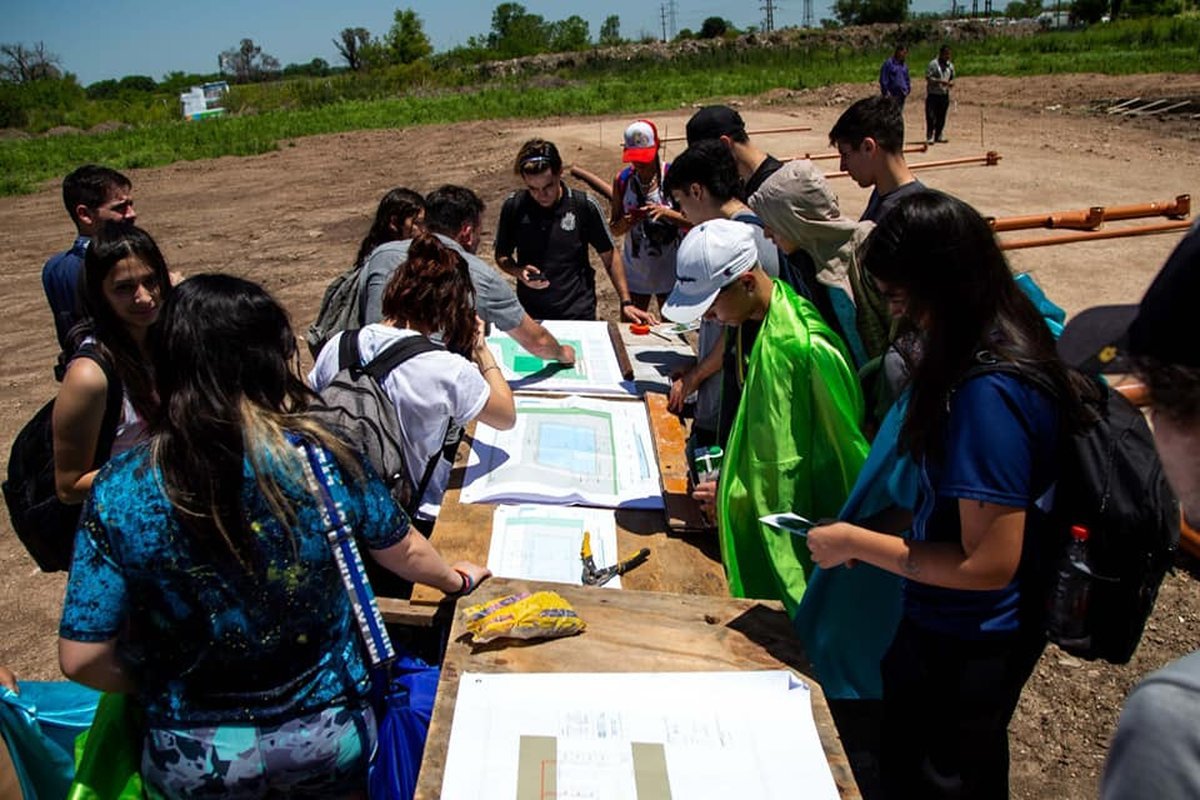 Estudiantes de la UNAHUR visitando la obra.