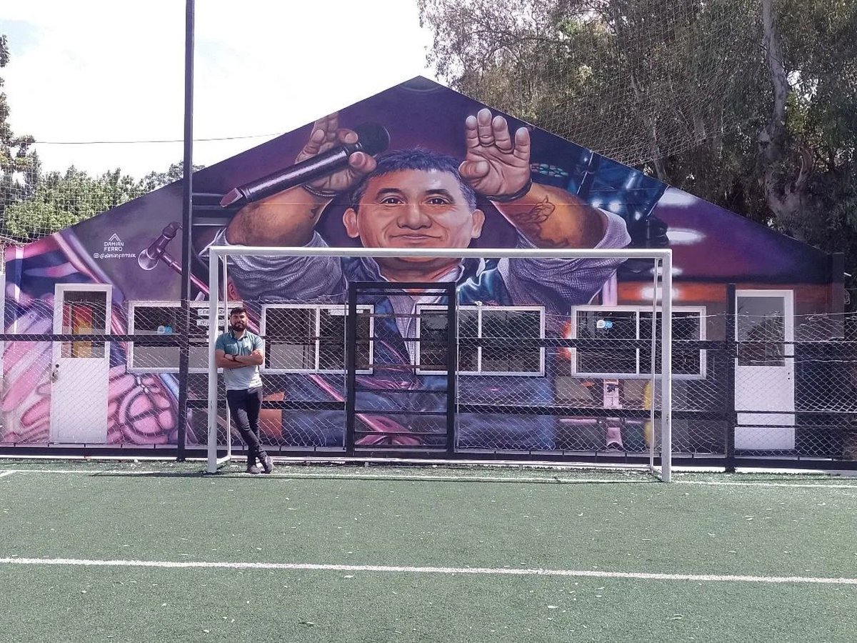 Dami&aacute;n Ferro y el mural de Huguito Flores en Ituzaing&oacute;.