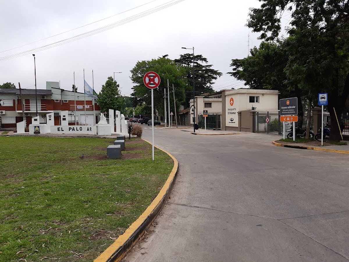 La entrada al Aeropuerto de El Palomar.