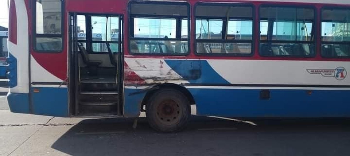 As&iacute; qued&oacute; el 378 chocado en Isidro Casanova.