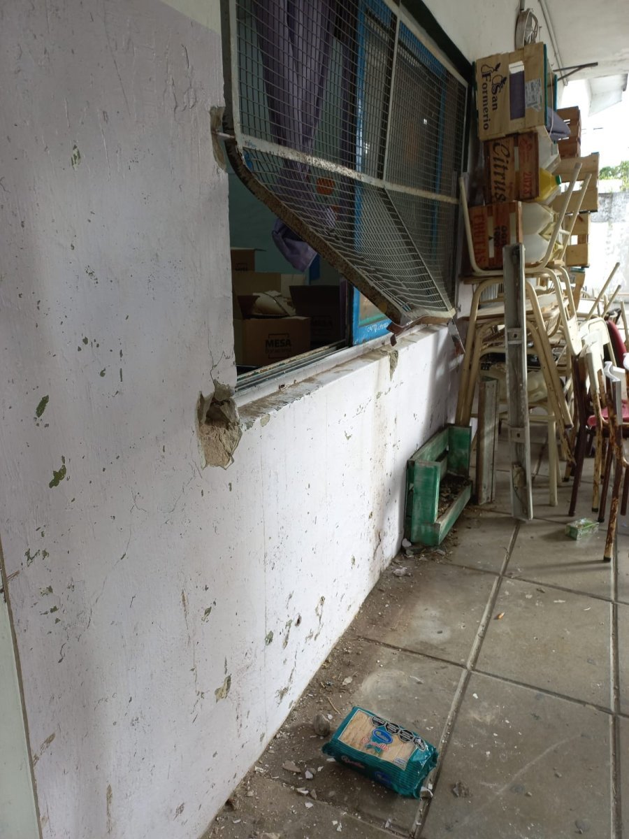 Una de las ventanas de la escuela de Mor&oacute;n Sur siniestrada.