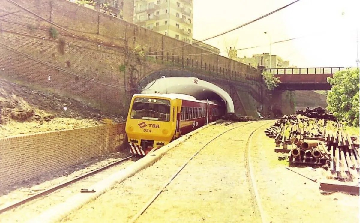 Un diferencial del Tren Sarmiento volviendo de Puerto Madero hacia Castelar.