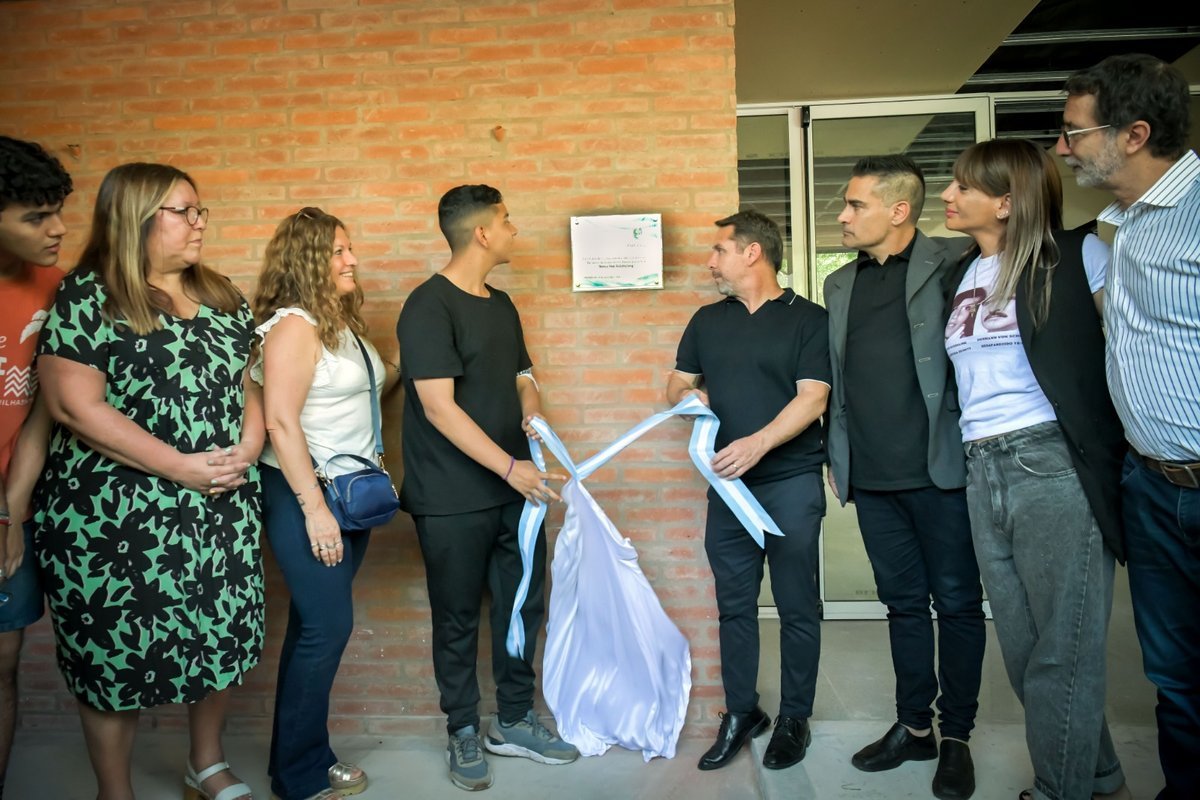 El descubrimiento de la placa de la Escuela Secundaria N&deg;8 