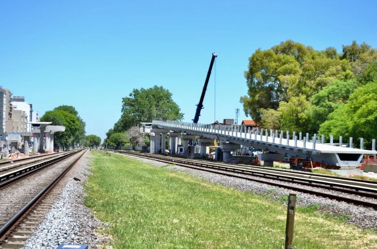 Montaje de los puentes modulares que cruzan el Tren Sarmiento en Haedo.