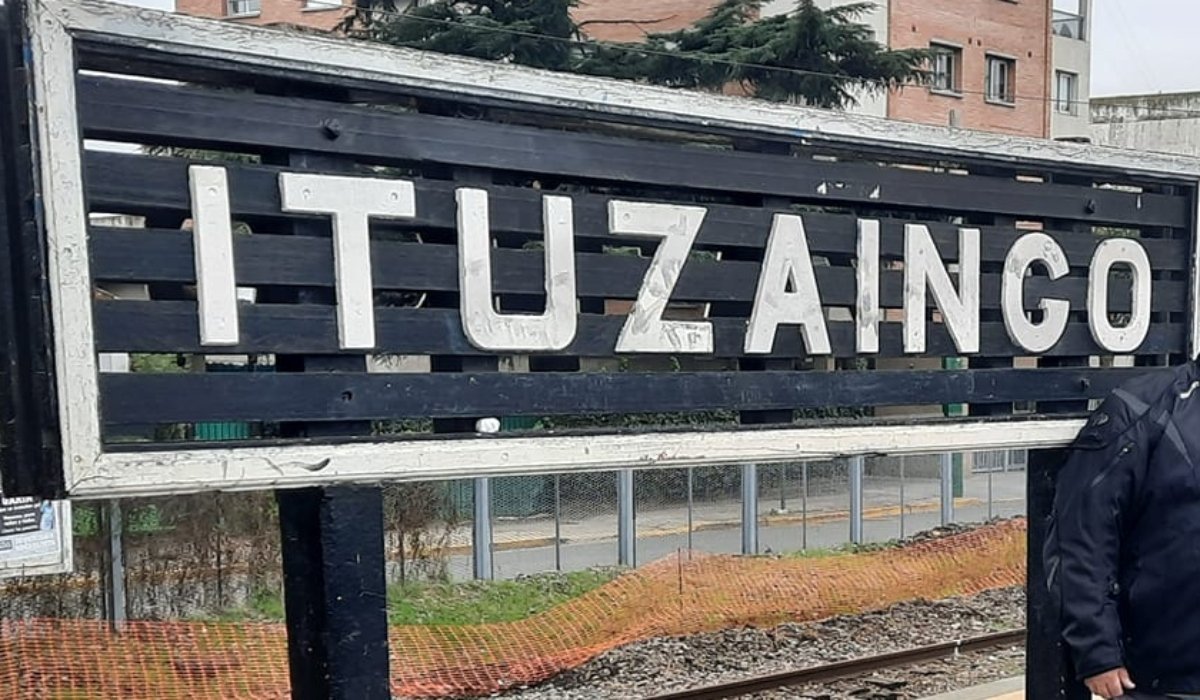 El hist&oacute;rico letrero de la estaci&oacute;n de Ituzaing&oacute; antes de ser reemplazado.