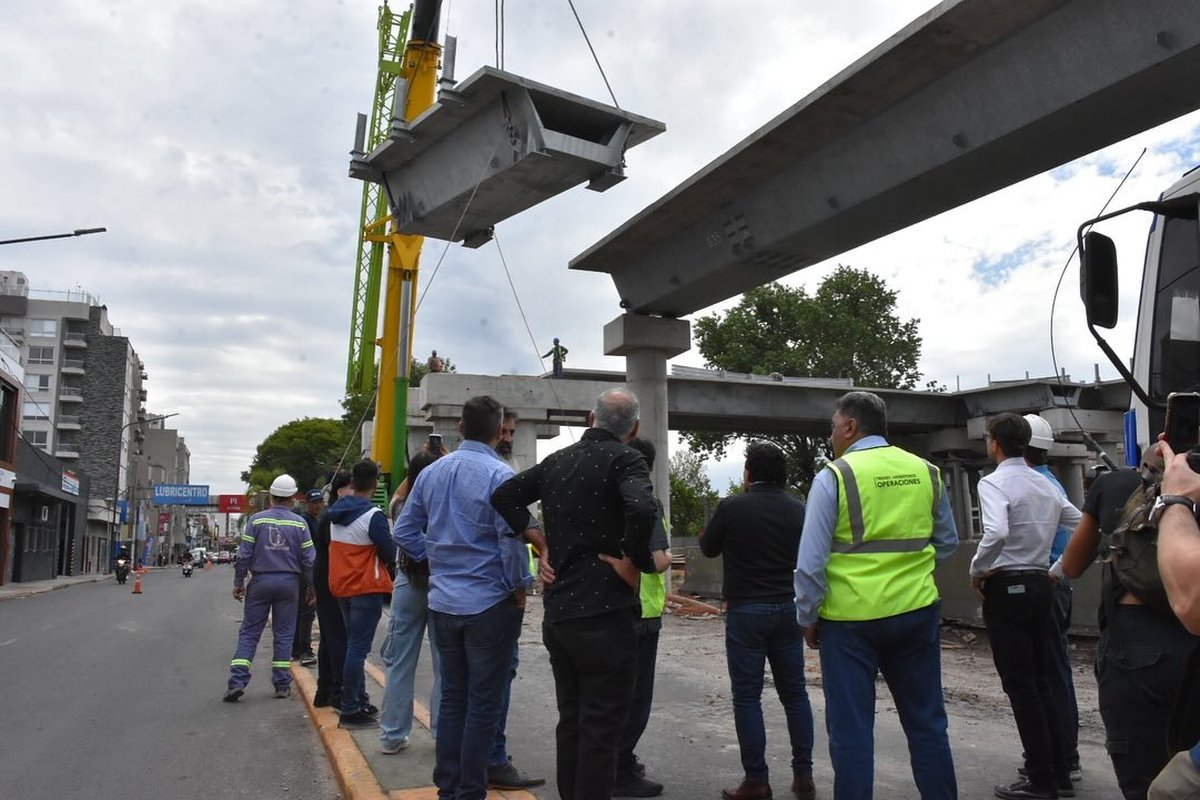 Montaje de la pista central de uno de los puentes modulares sobre el Tren Sarmiento en Haedo.