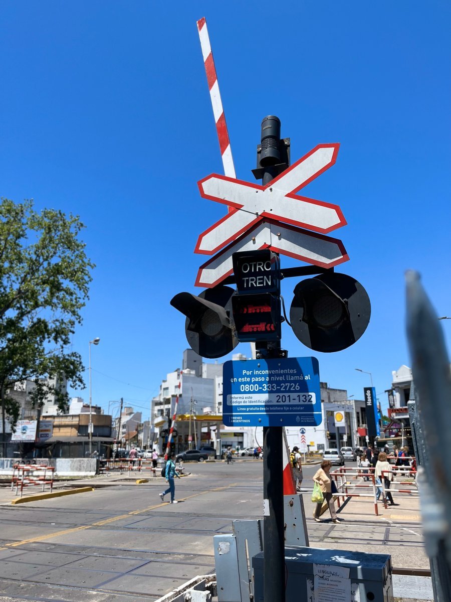 El sem&aacute;foro "Otro Tren" en Haedo.