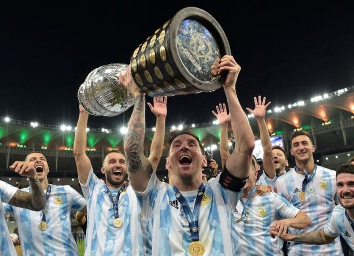La Selecci&oacute;n Argentina levantando la Copa Am&eacute;rica.