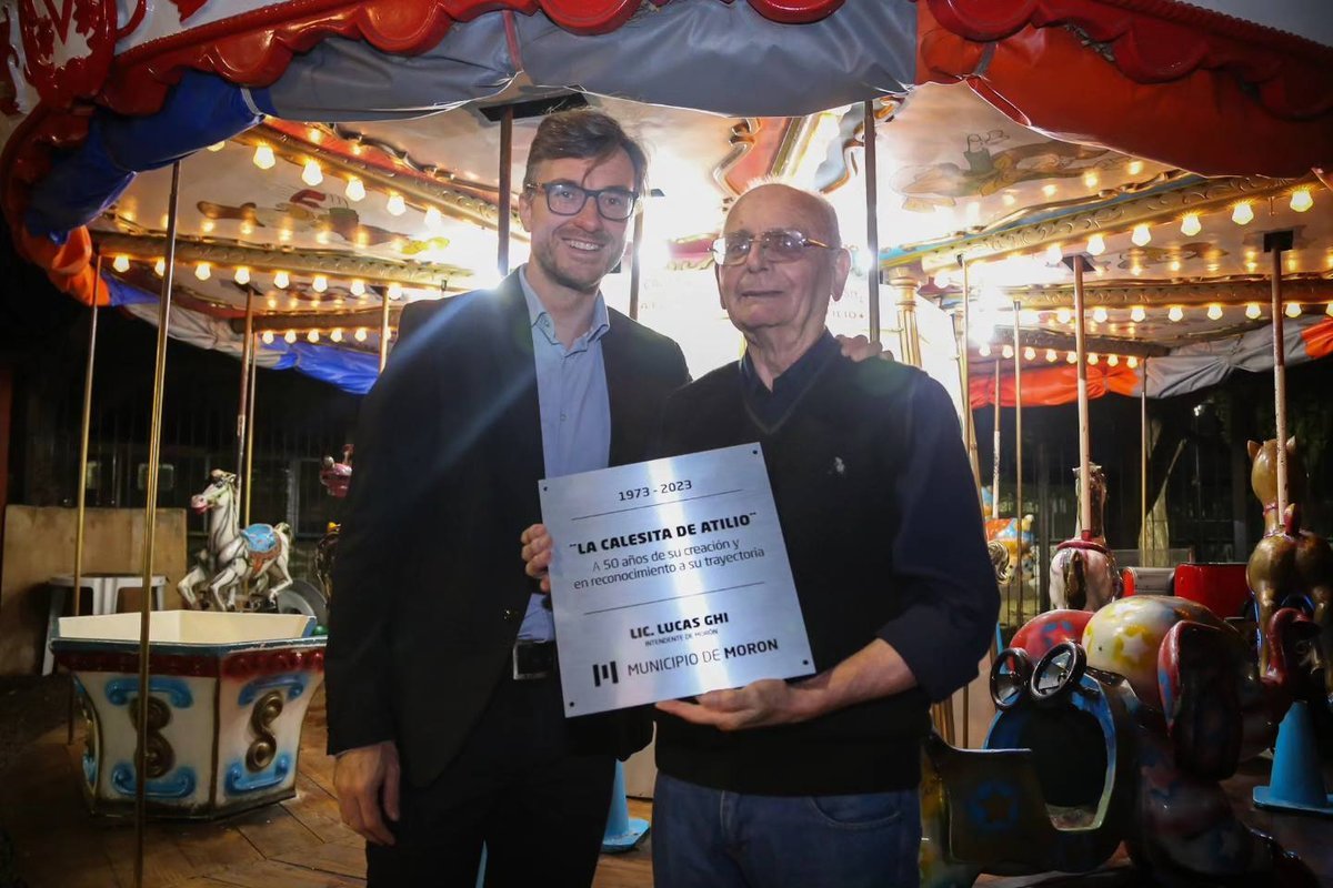 La placa en honor a la calesita de Castelar.