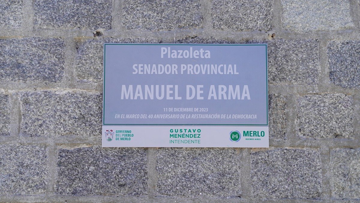 La placa de la nueva Plazoleta Manuel De Arma en Merlo.