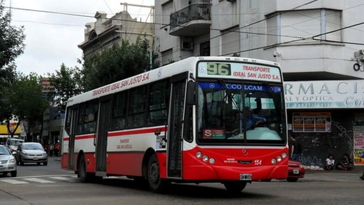 Colectivos y trenes: aplicar&aacute;n subas mensuales a los boletos.