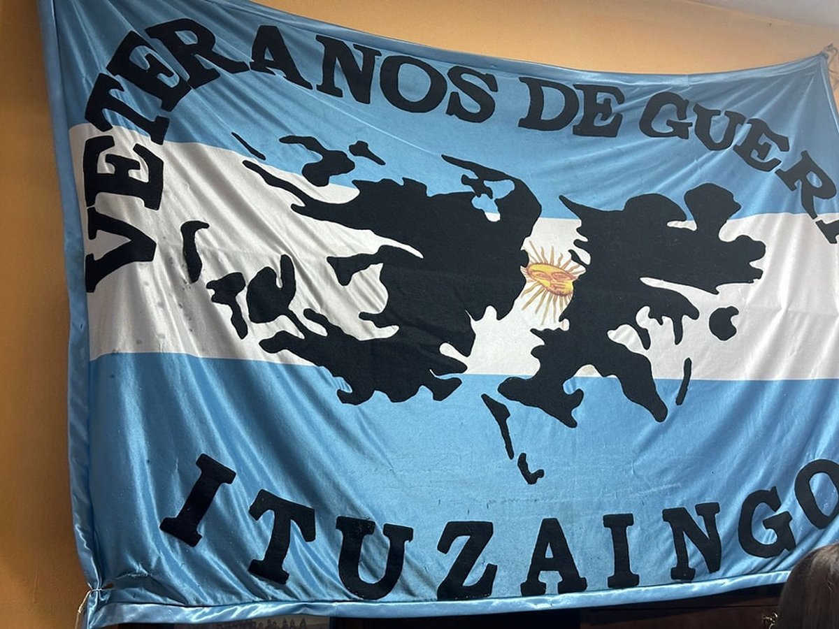 La bandera interior del Centro de Veteranos de Ituzaing&oacute;.
