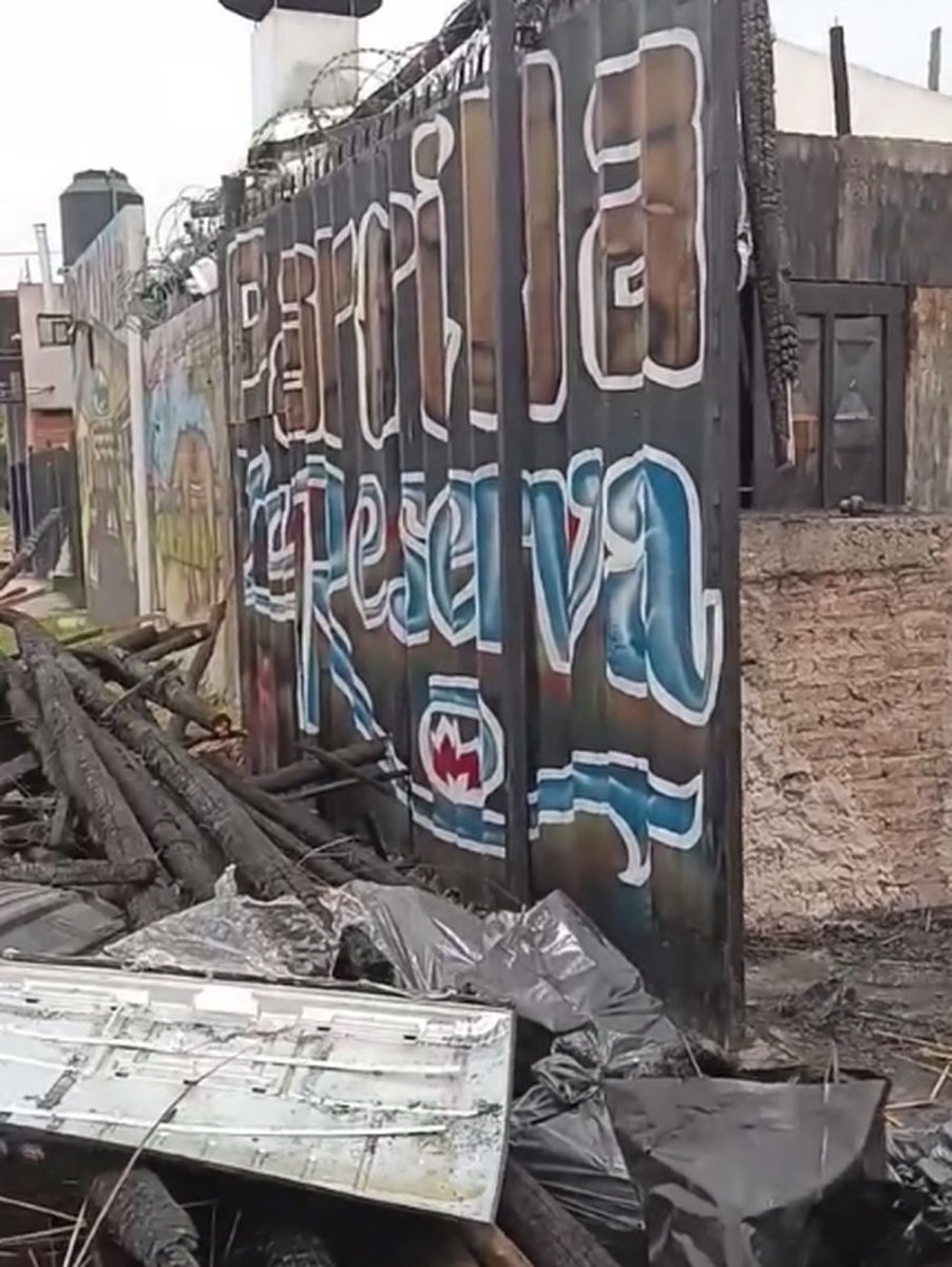 As&iacute; qued&oacute; la parrilla incendiada en Laferrere.
