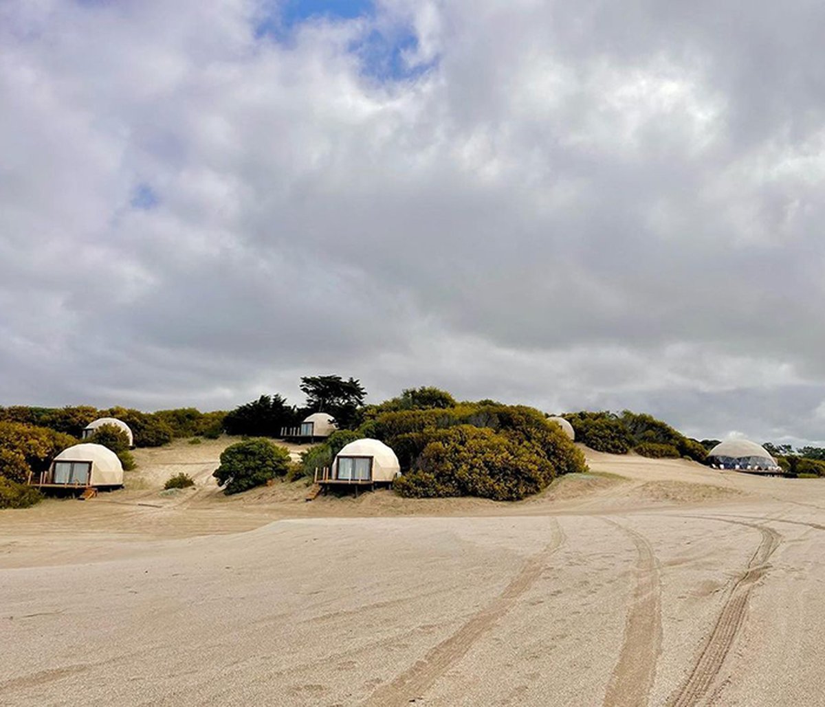 Turismo: dos destinos que ofrecen glamping como alojamiento.