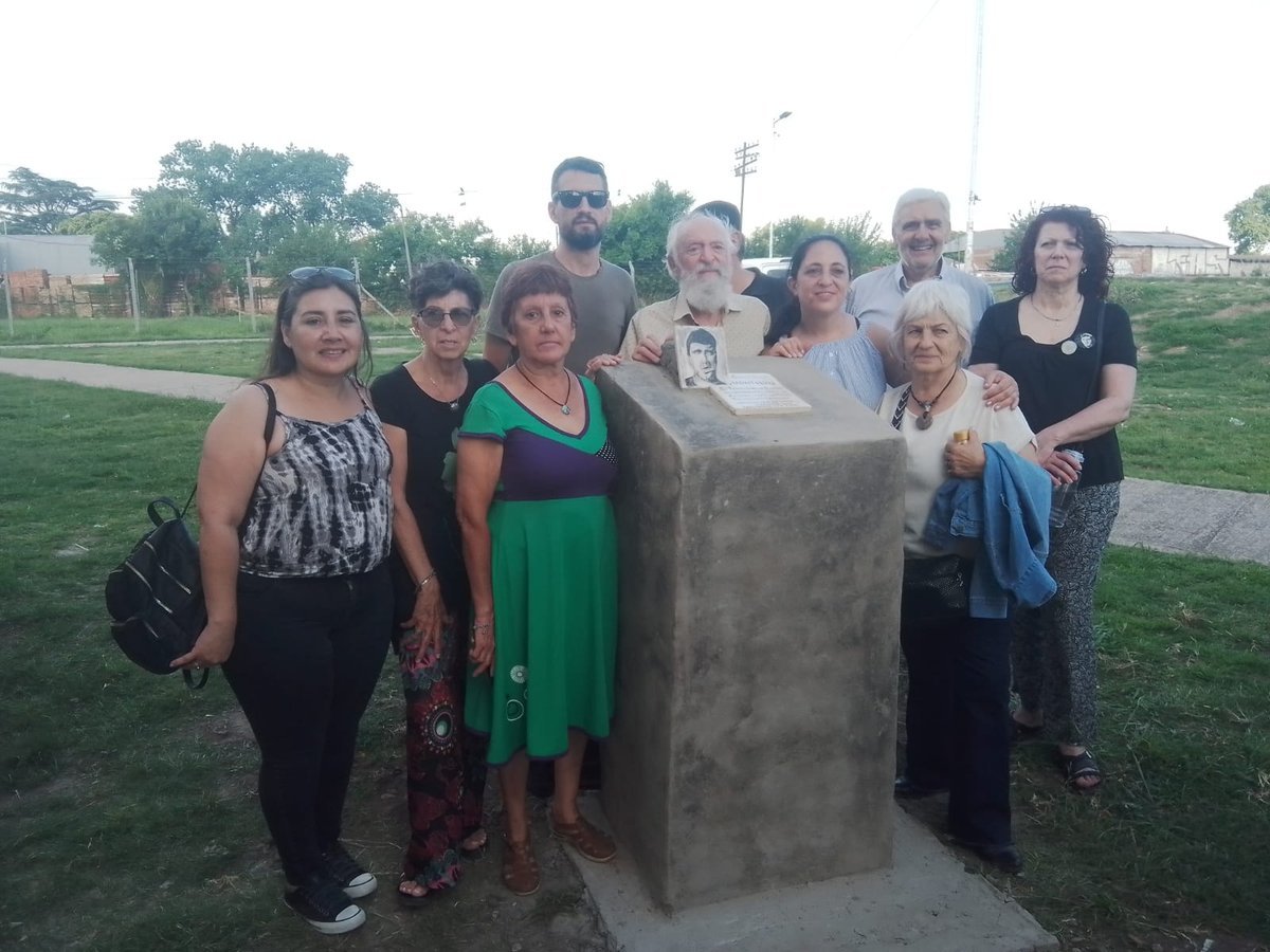 La nueva placa de la Plaza del Periodista en San Justo.