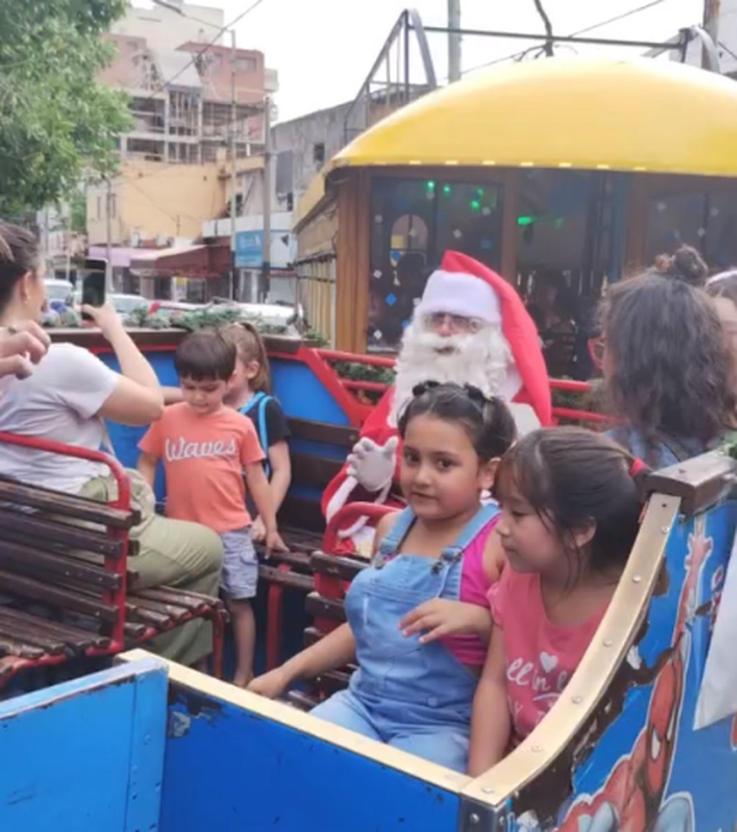 El trencito de la alegr&iacute;a y Pap&aacute; Noel por Castelar.