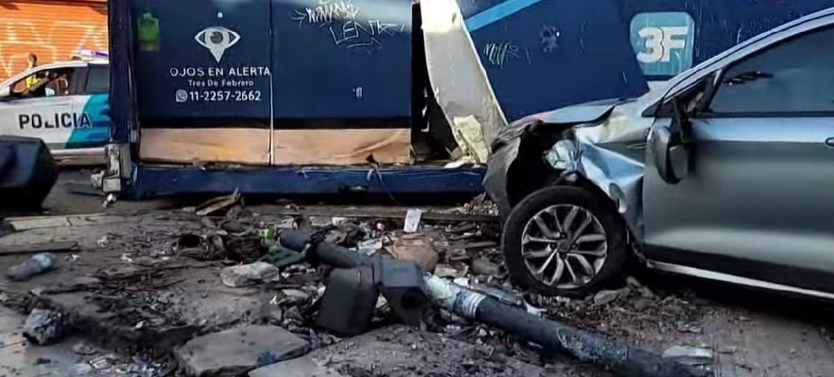 Tres de Febrero: un auto choc&oacute; contra una garita policial.