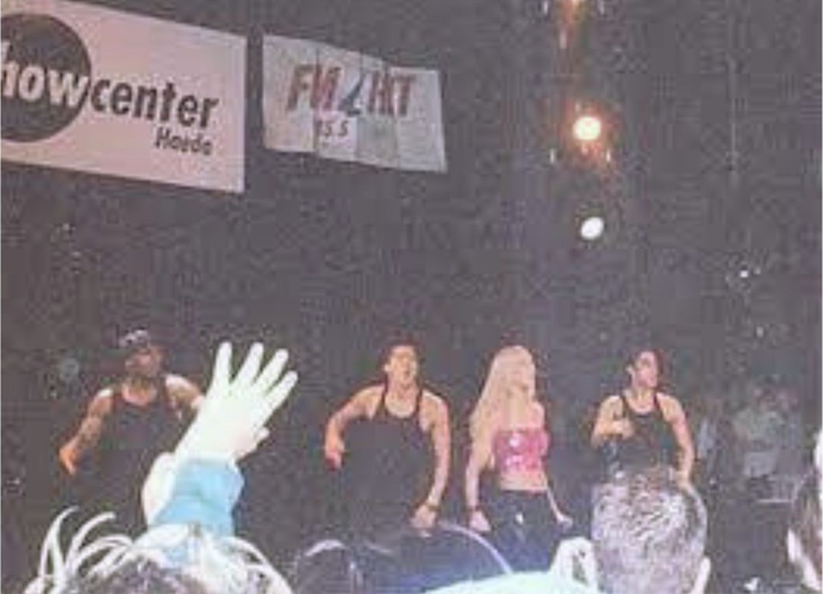 Cuando Christina Aguilera visit&oacute; el Showcenter de Haedo.   Fotos: Facebook Rep&uacute;blica de Haedo