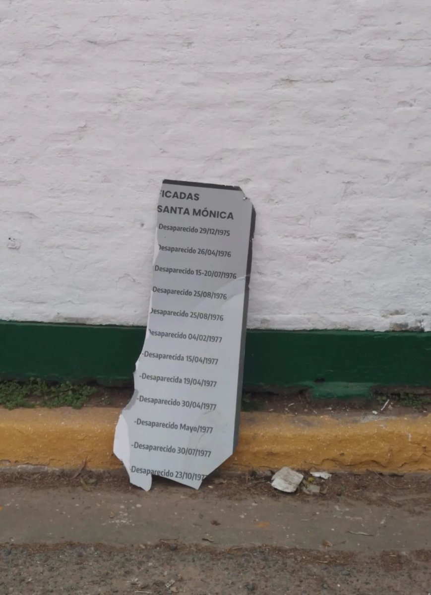 La placa destruida anteriormente en Merlo.