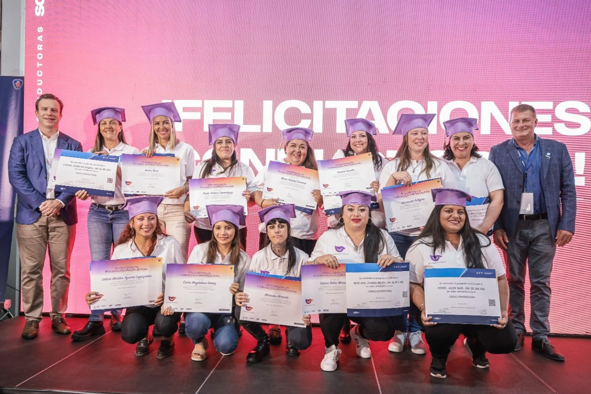 Ail&eacute;n Nair Yodre, de Hurlingham, junto a las otras 11 egresadas de la edici&oacute;n 2023 del programa 