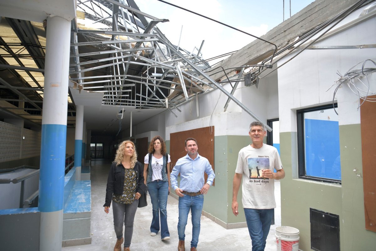 Descalzo recorriendo la Secundaria N&deg;1 de Ituzaing&oacute;.