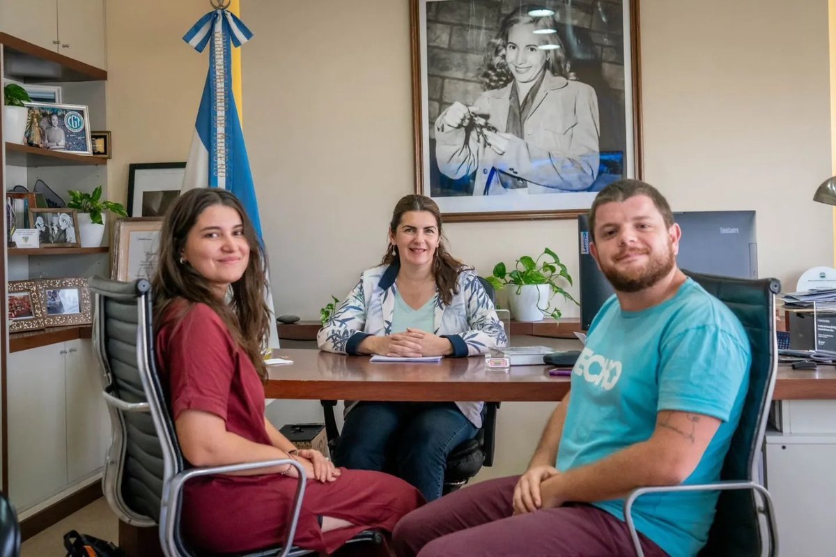 La firma del convenio entre TECHO y Moreno.