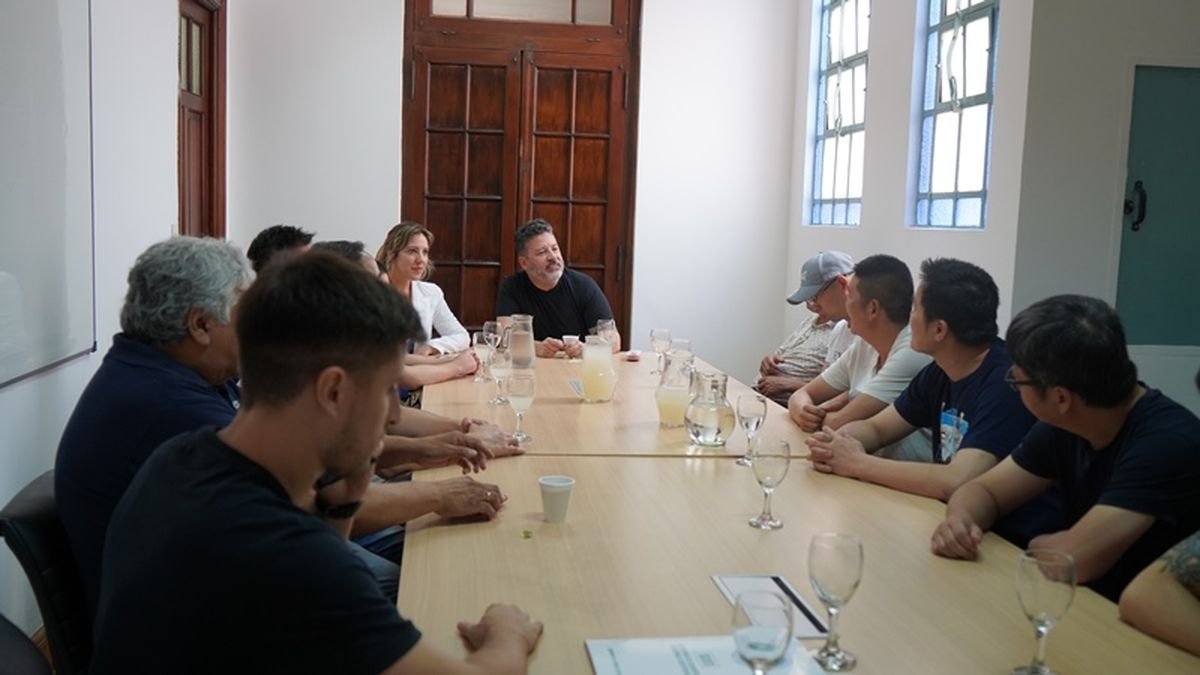 Reuni&oacute;n entre el intendente de Merlo y mercadistas locales para fijar el precio de la canasta b&aacute;sica a $3.000.