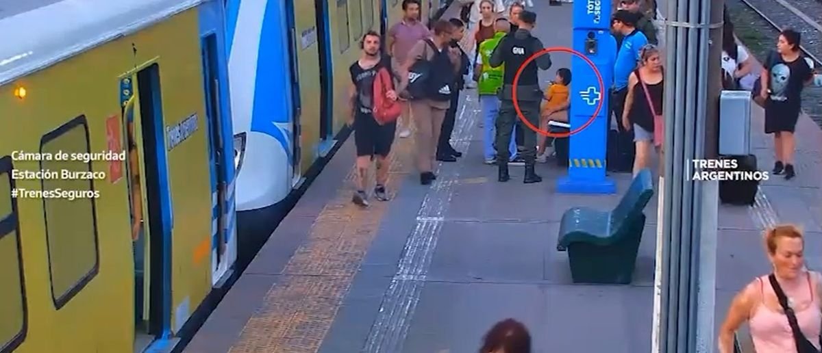 Trenes Argentinos: un ni&ntilde;o cay&oacute; a las v&iacute;as al tocar el tren.