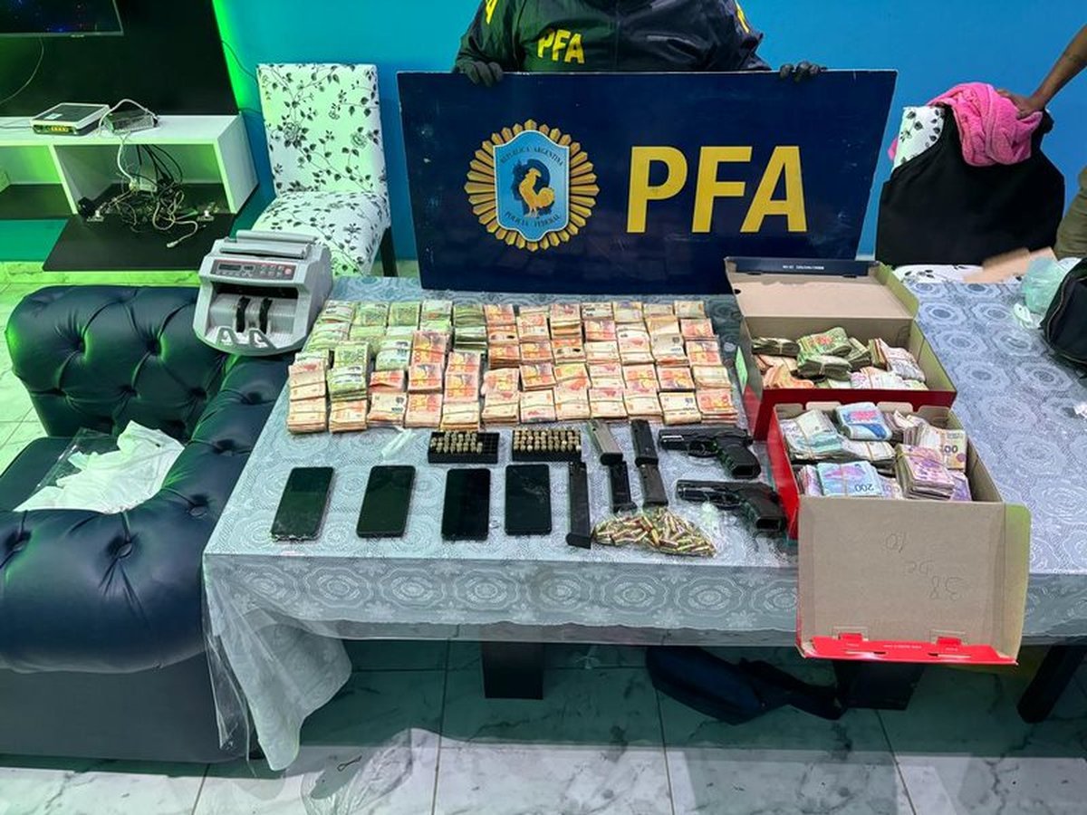 Parte del dinero y las armas secuestrados en Gonz&aacute;lez Cat&aacute;n.