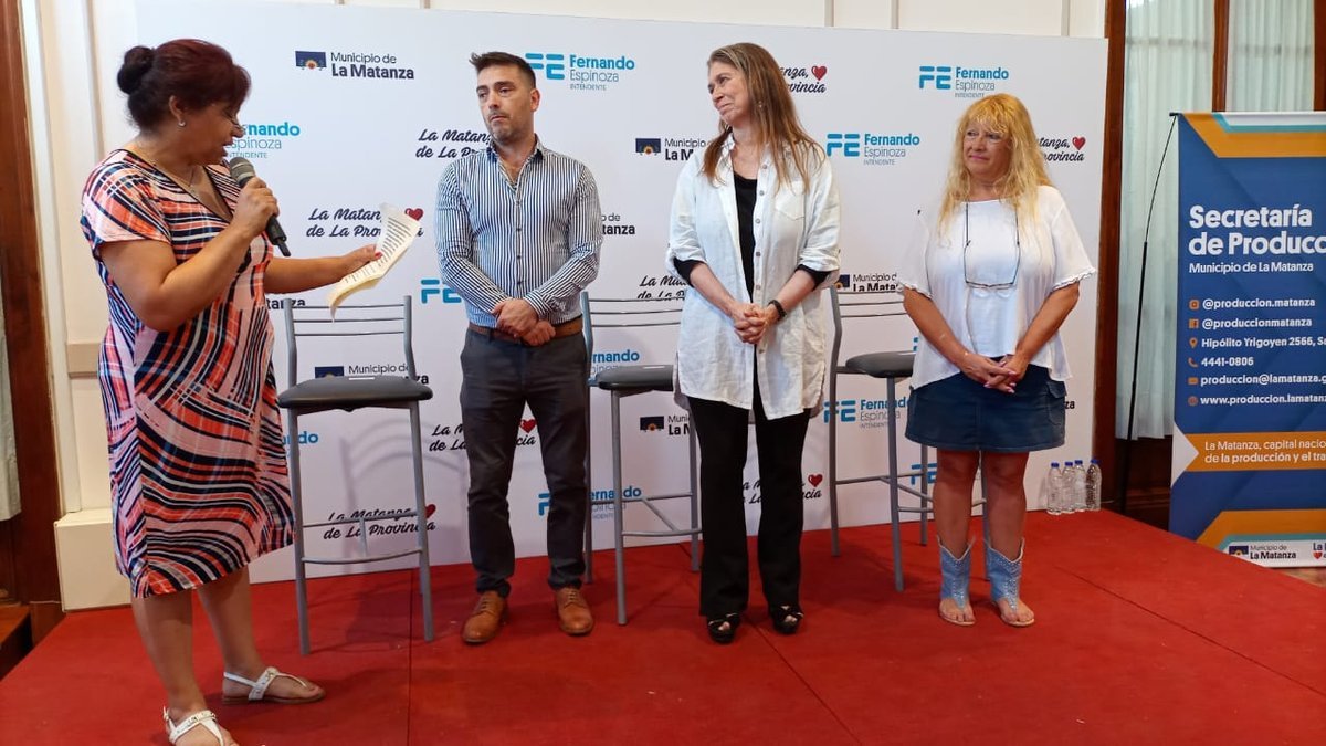 La secretaria productiva de La Matanza junto a una de las ganadoras del subsidio.