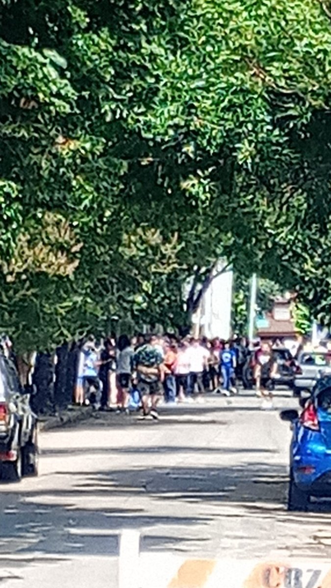 Una de las filas para ingresar a Pinar de Rocha en Villa Sarmiento.