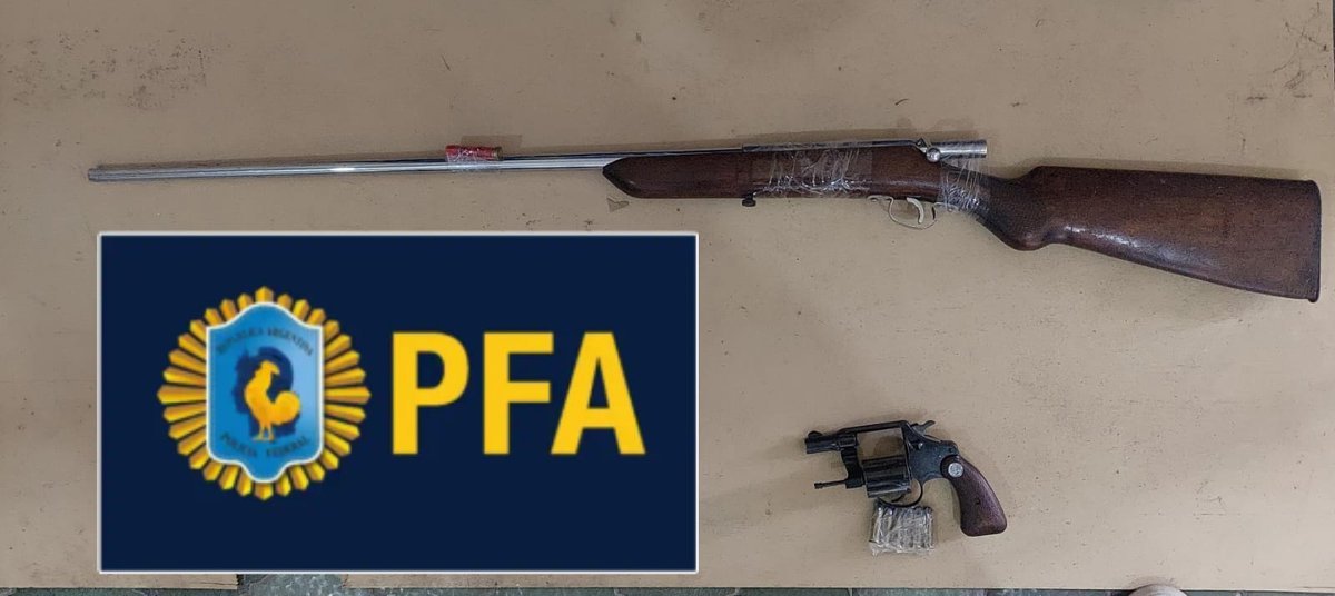 Dos de las armas que ten&iacute;a 