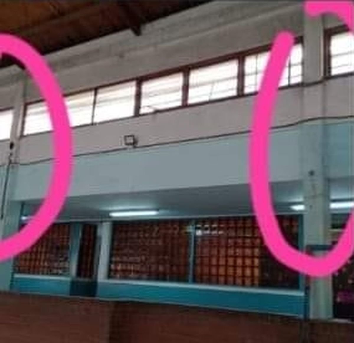 Los lugares donde estaban los ventiladores robados a la escuela de Gonz&aacute;lez Cat&aacute;n.
