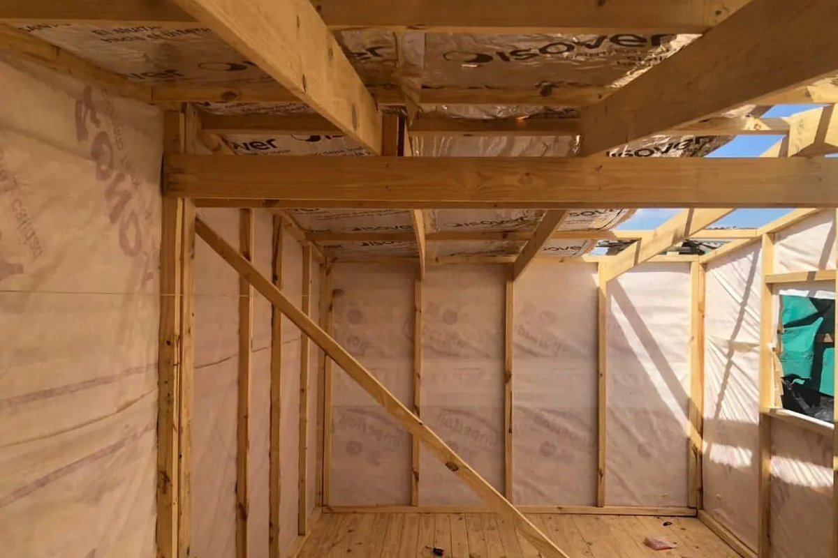 Una de las viviendas de emergencia antes de terminarse en Moreno.