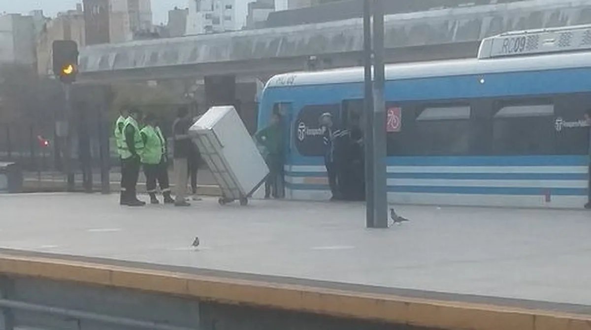 El d&iacute;a que un hombre trat&oacute; de subir una heladera al Tren Sarmiento.