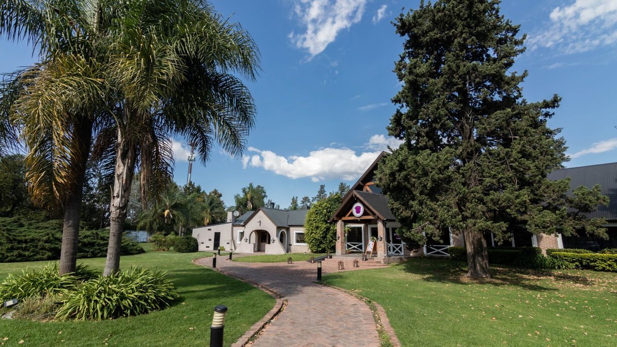 Uno de los salones, sobre el Acceso Oeste