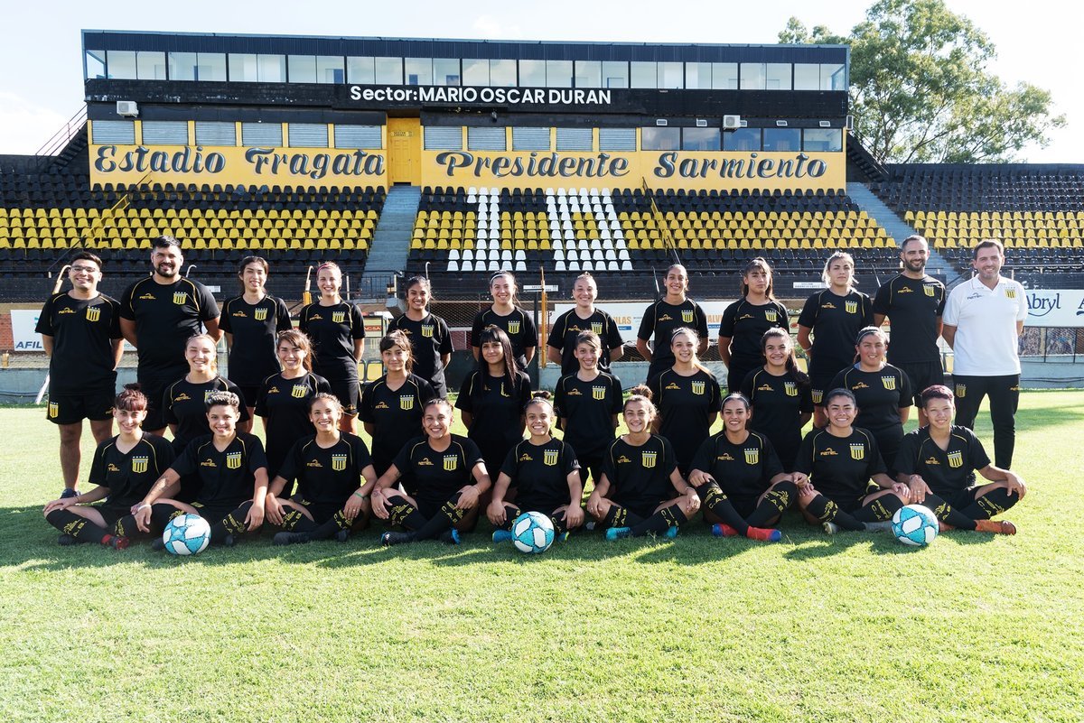 El plantel femenino de Almirante Brown en Isidro Casanova durante 2021.