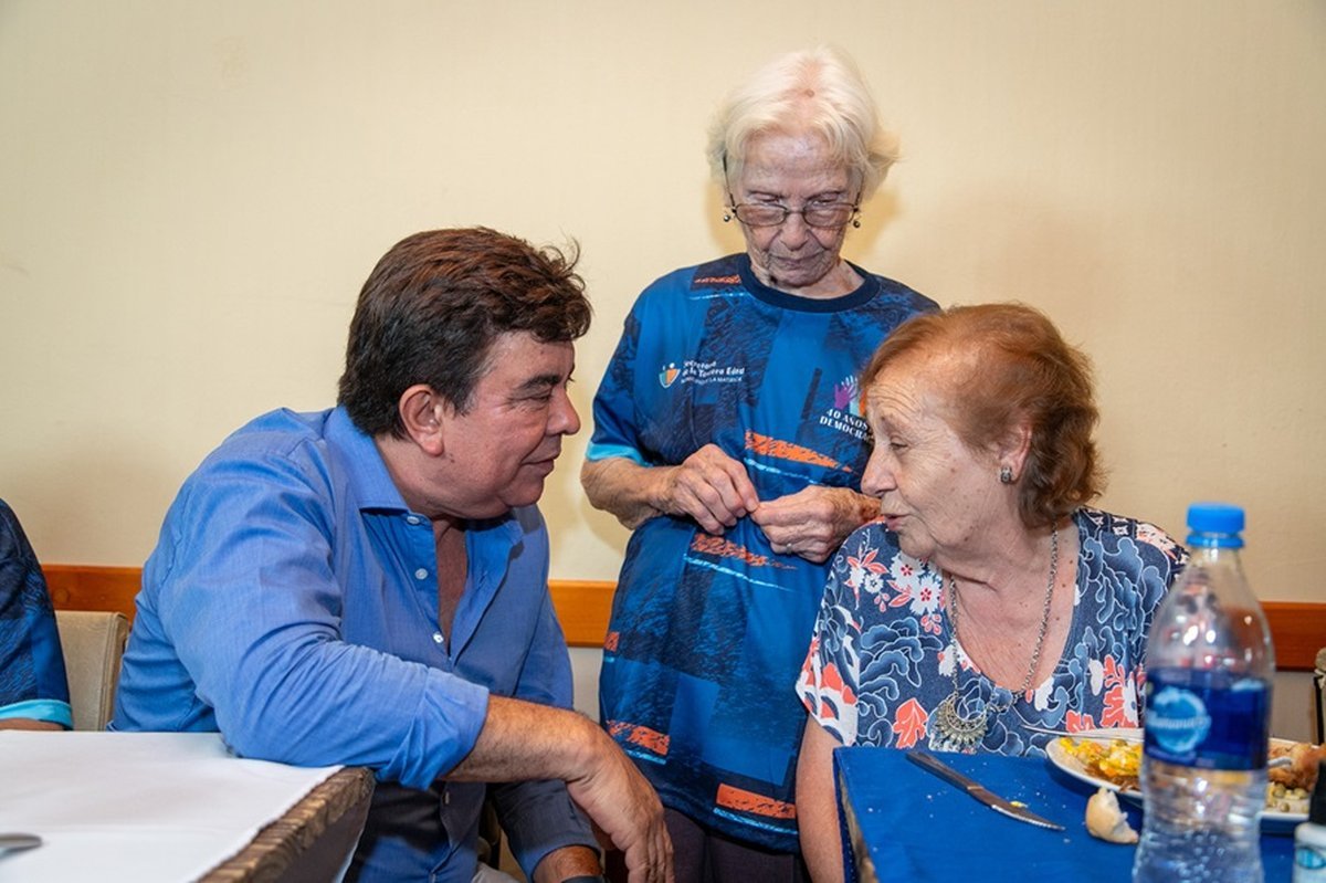 El intendente de La Matanza en un centro de jubilados de Tapiales.