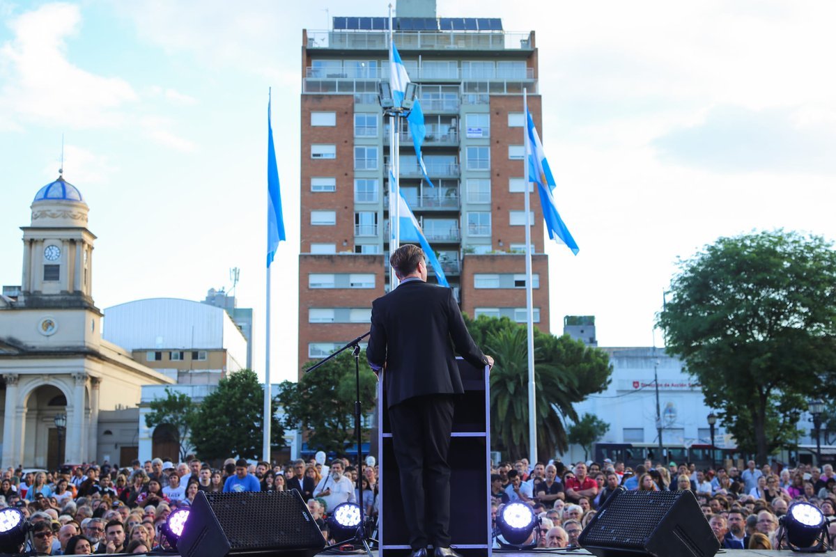 El intendente de Mor&oacute;n, Lucas Ghi, durante su discurso de reelecci&oacute;n.