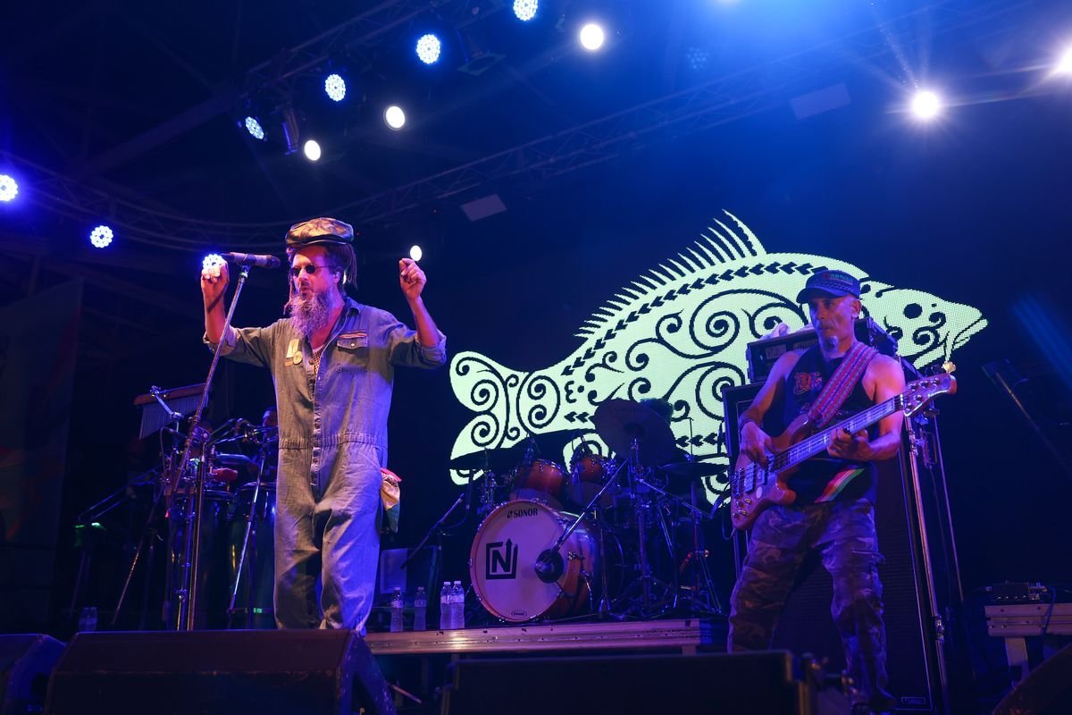 La banda durante un show.