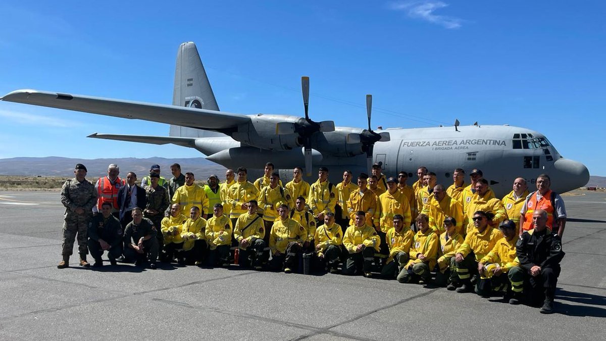 Los bomberos zapaderos en la Base A&eacute;rea de El Palomar.