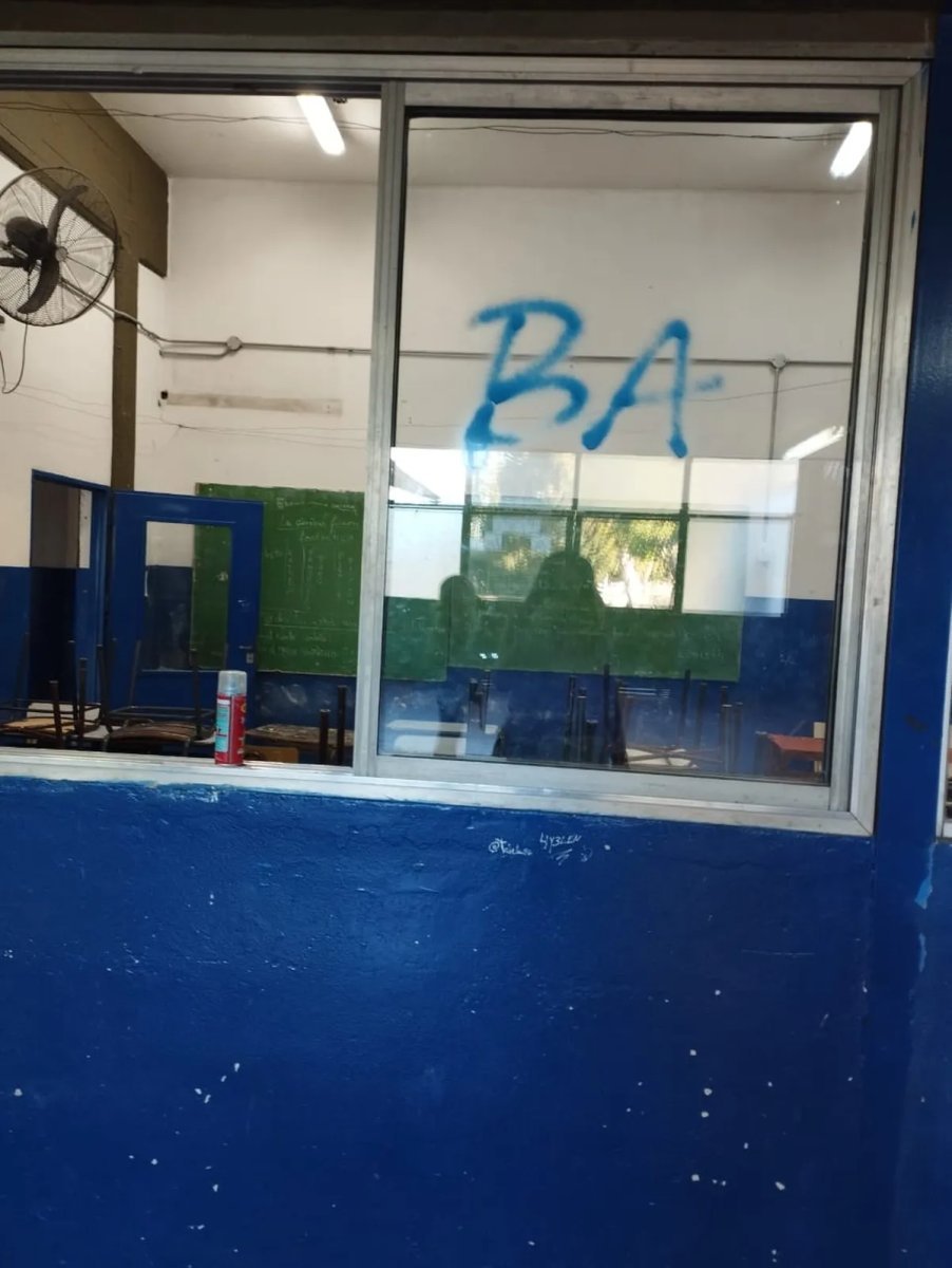 Una de las pintadas que sufri&oacute; la T&eacute;cnica N&deg;2 de Hurlingham.