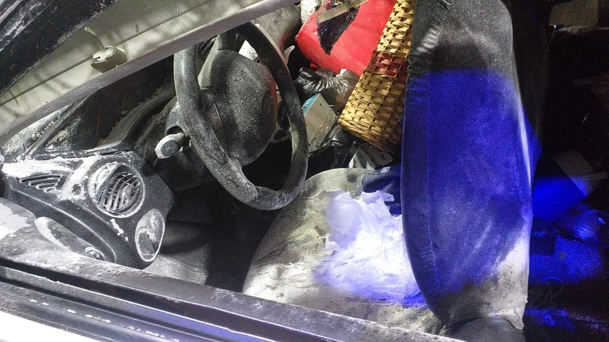 El interior del auto que explot&oacute; y era manejado por una polic&iacute;a de Villa Celina.