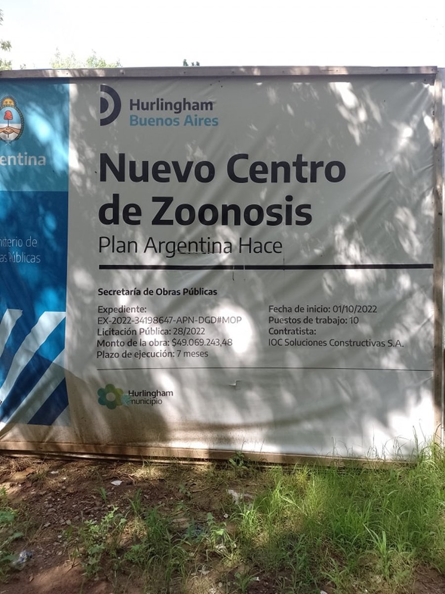 El cartel de la obra en William Morris, al norte de Hurlingham.