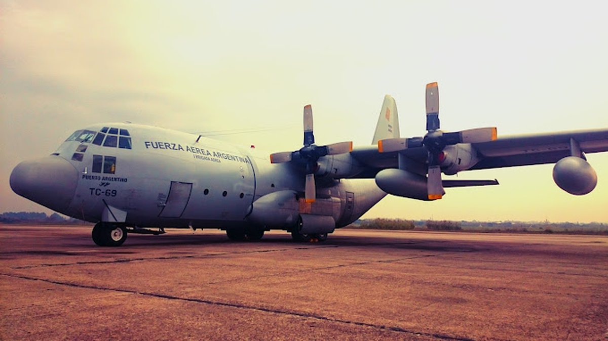 Un avi&oacute;n H&eacute;rcules en la Base A&eacute;rea de El Palomar.