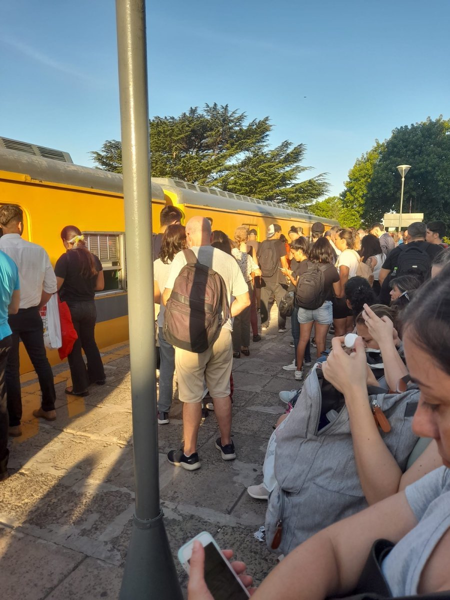 Los pasajeros evacuados de la formaci&oacute;n accidentada del Tren Urquiza.